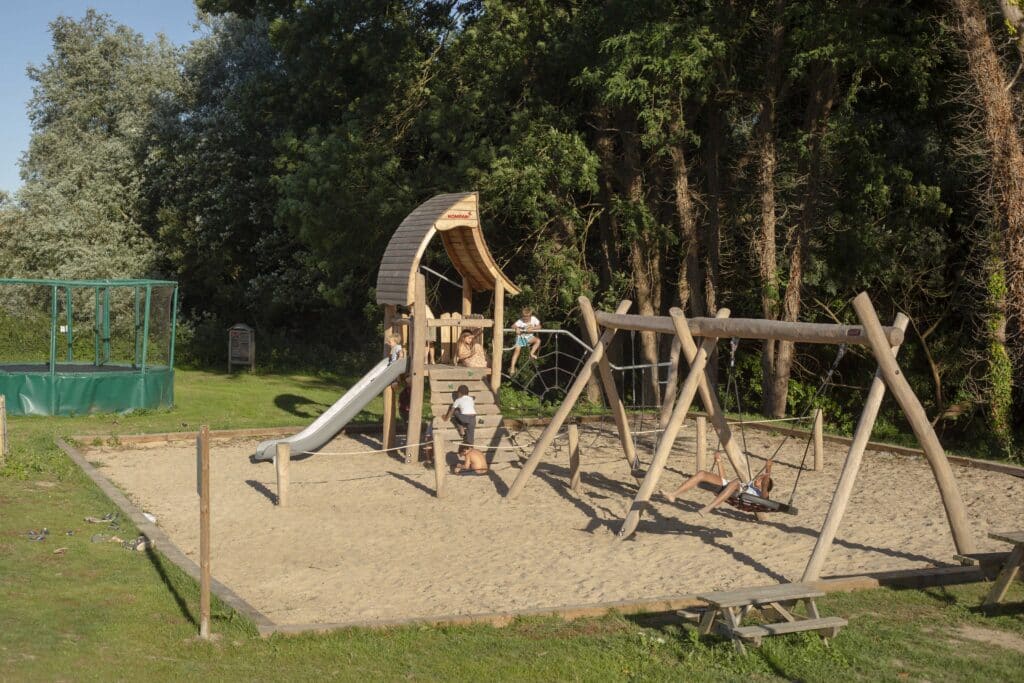 belle aire de jeux en bois naturel